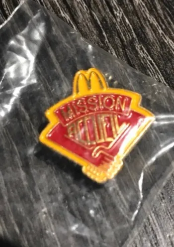 vintage 1 pin’s métal McDonald’s  mission accueil neuf 2cm