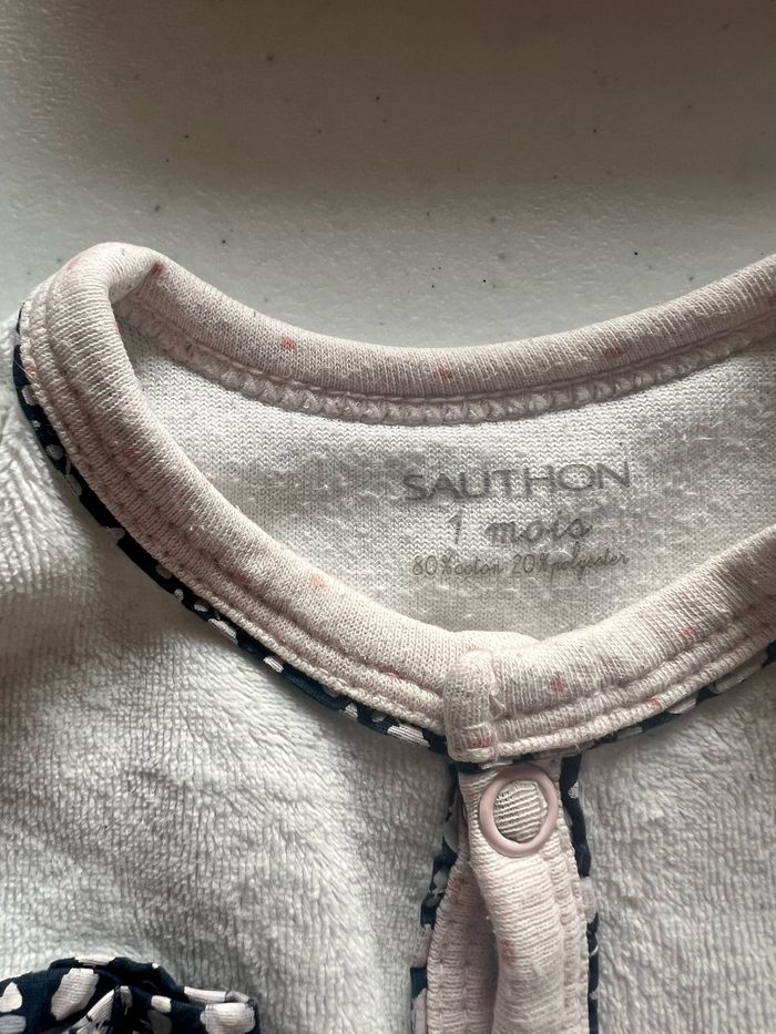 Ensemble fleurs de lune Sauthon Comprenant un body, deux pyjamas et deux bonnets Très bon état Taille 1 mois - photo numéro 3