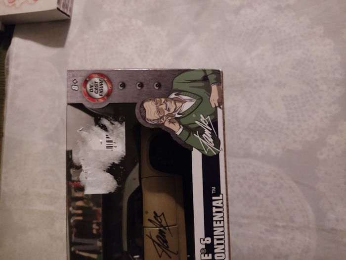 Réplique de Voiture 1963 Lincoln Continental & Stan Lee figure Stan Lee - photo numéro 3