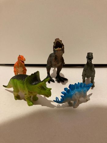 Lot de 5 figurines dinosaures