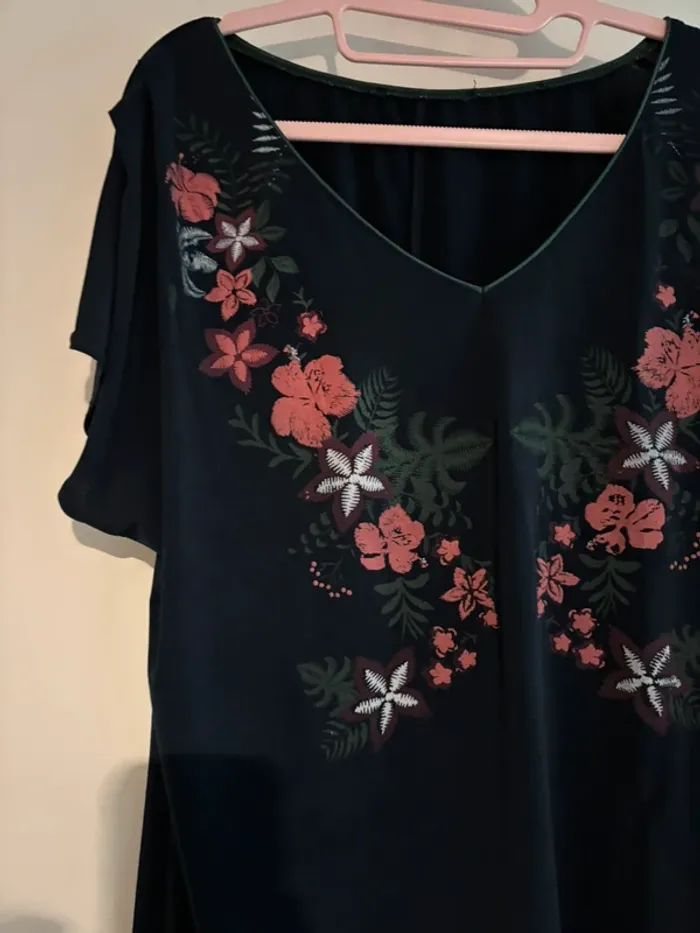 Top bleu marine fleuri col en V – taille 40/38 - photo numéro 2