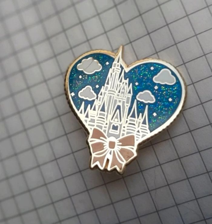 Pins Disney fantasy cœur château bleu