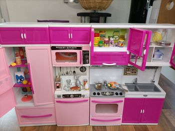 Cuisine barbie rose et fushia avec électroménager frigo, lave vaisselle, four, vaisselle