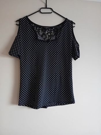 Haut noir dentelle épaules dénudées