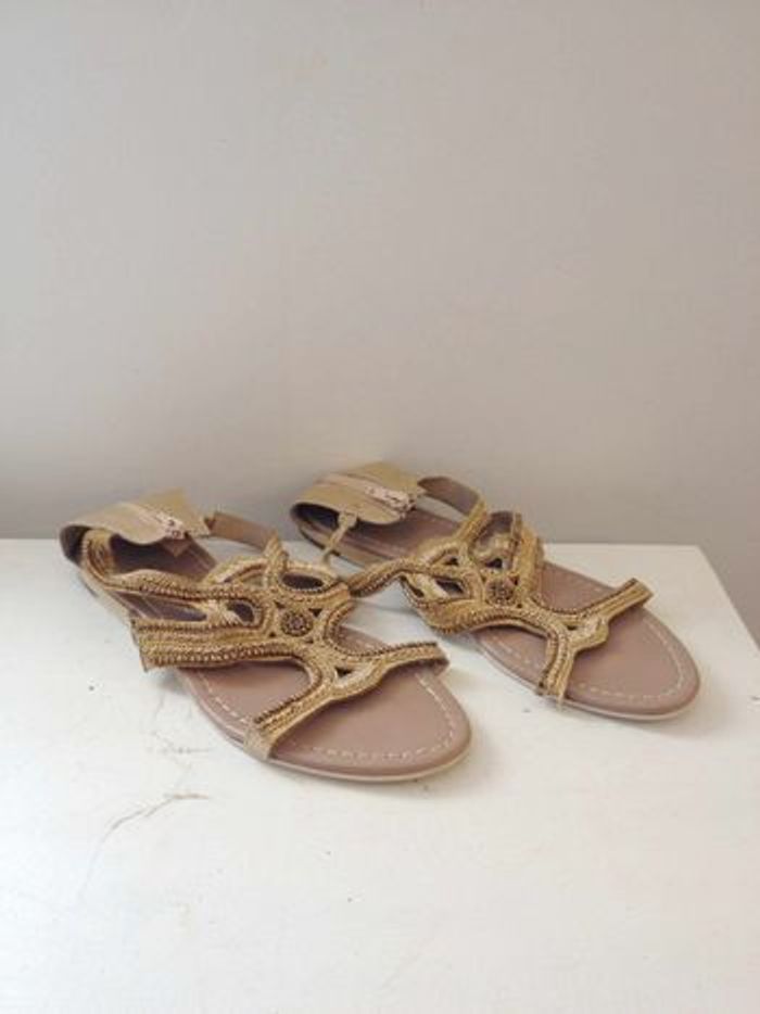Chaussures d'été jaunes dorées sandales plates à brides taille 38 look féminin