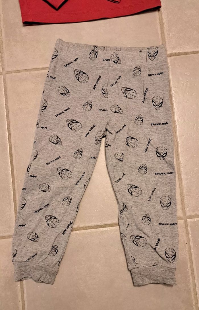 Joli pyjama 2 pièces spiderman 3 ans - photo numéro 4