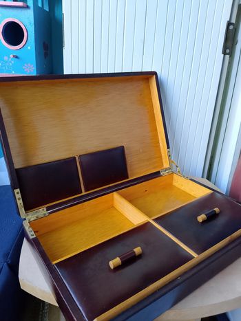 Ancienne cave à cigares en bois et cuir