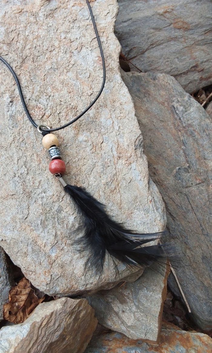 Collier pendentif hippie bohème, perle bois et plume noire - photo numéro 2