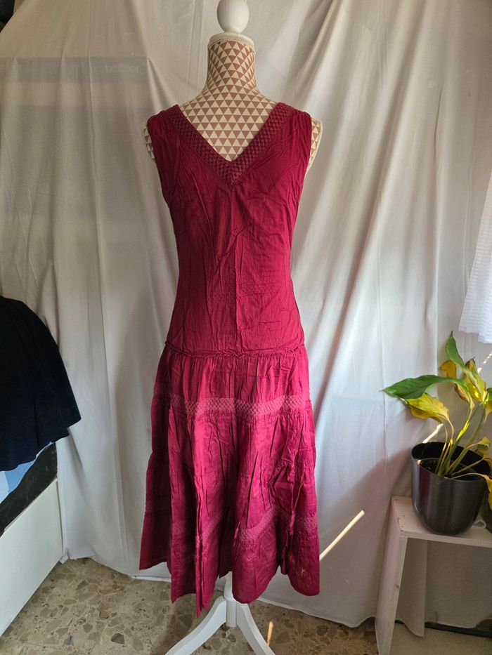 Robe,rose/bordeaux, en excellent état, en coton,encolure et partie basse en crochet, largeur d'épaule 33cm, largeur sous bras 44cm, longueur 118cm,marque Bleu Bonheur =8€Robe,rose/bordeaux, en excellent état, en coton,encolure et partie bas - photo numéro 3