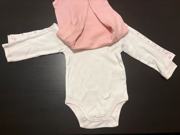 Lot de 3 bodies « fleurs » Manches longues Mots d’enfants Taille 12 mois. - photo numéro 2