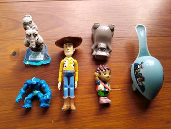 6 figurines diverses