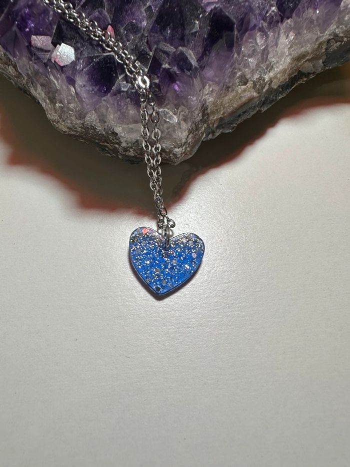 Pendentif petit cœur en résine bleue et doré