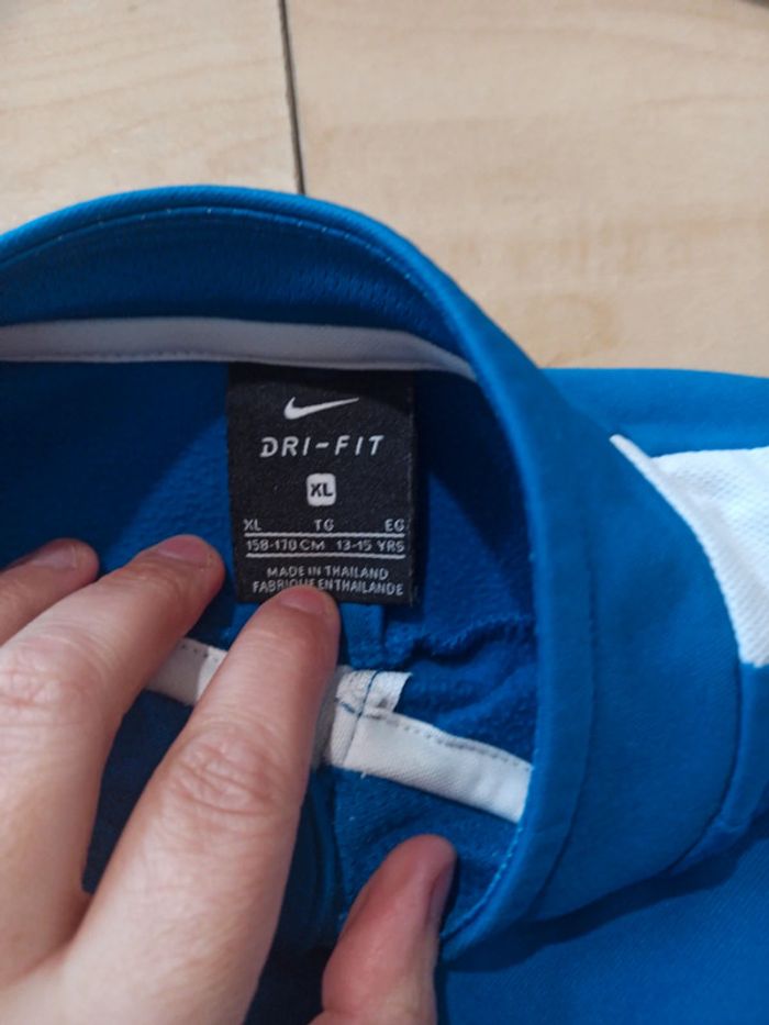 Pull Nike taille 15 ans - photo numéro 2