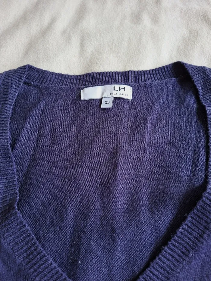 pull fin bleu marine, col en V, taille XS, marque LH, en très bon état - photo numéro 2