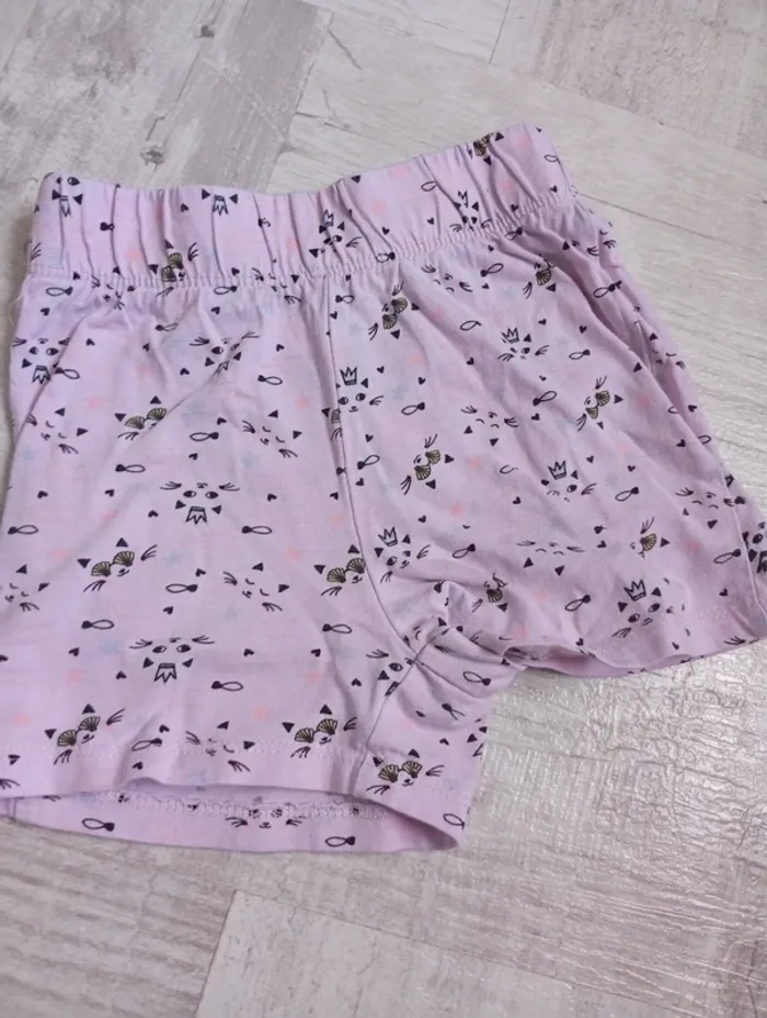 Short rose motif tête de chat 4 ans