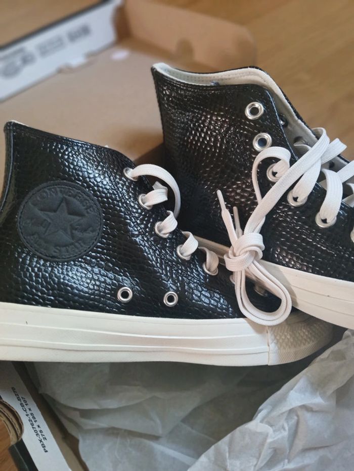 Converses cuir noires imprimé croco neuves