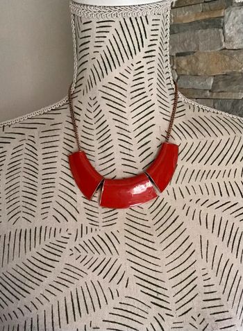 Superbe collier en métal dorée et rouge orangé marque Lizas