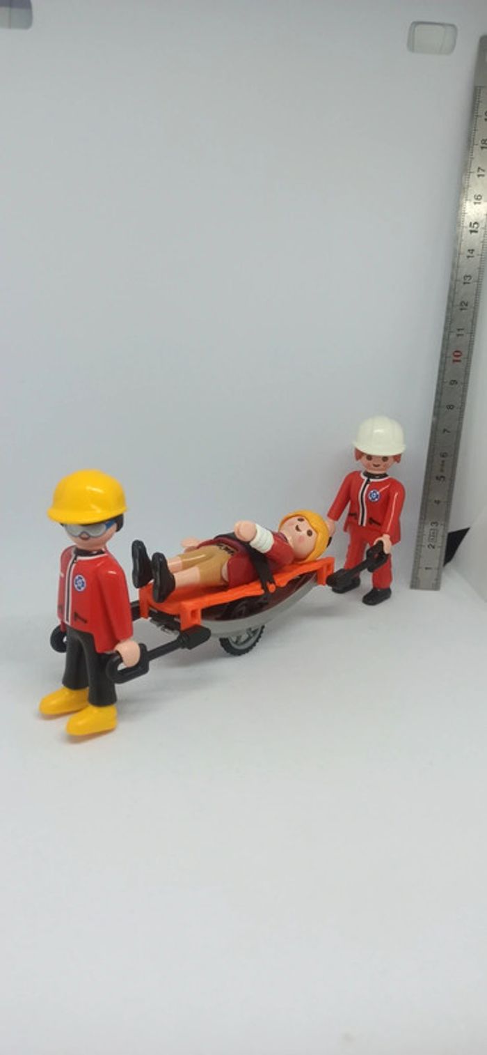Secouristes de montagne avec brancard et blessée playmobil