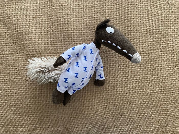 Peluche loup à habiller avec son pyjama Auzou
