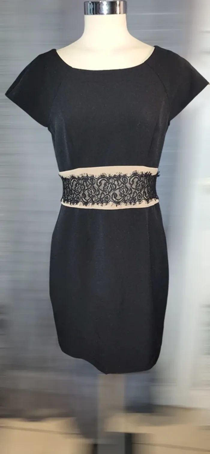 Robe noire chic avec dentelle – parfaite pour soirée ou événement