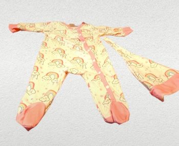 Lot exclusif : 2  ensembles  pyjamas + 2 Bonnets bébé filles(1-3 mois) - TBE