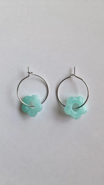 Boucle d'oreille créole et fleurs bleu