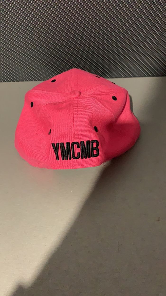 Casquette ymcmb rose et noire 💙 - photo numéro 3