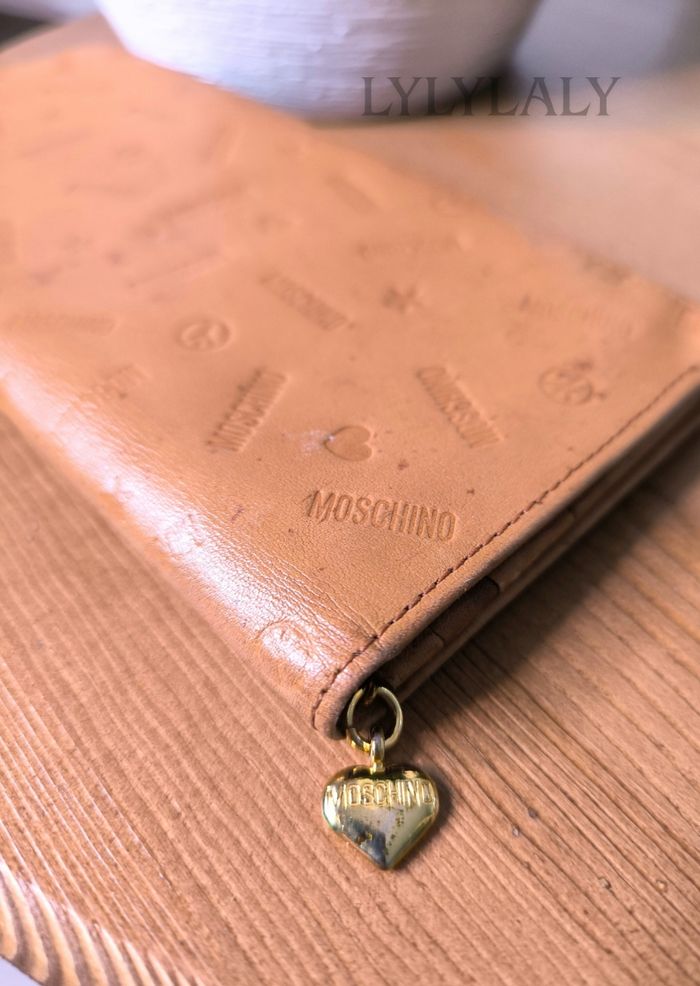 💛 Portefeuille vintage Moschino – Cuir camel embossé – Logo cœur & peace dorés - photo numéro 9