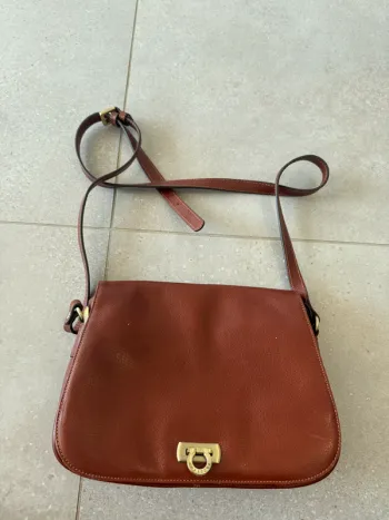 Sac à bandoulière marron Hexagona, en cuir  très bon état, 28*18cm valeur 140€
