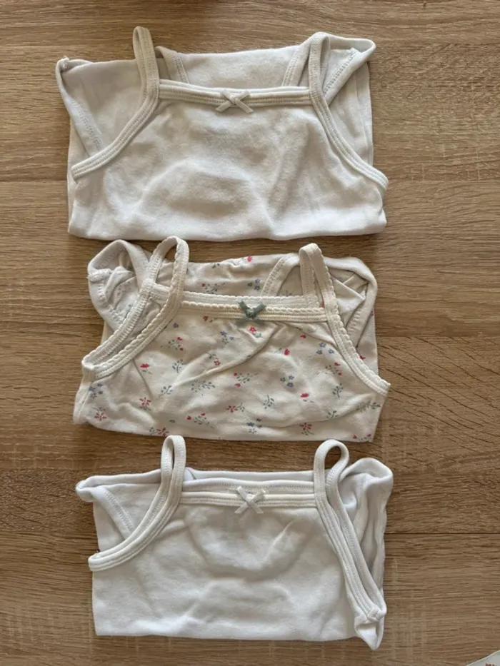 Lot 3 bodies fines bretelles H&M 9/12 mois BE - photo numéro 2