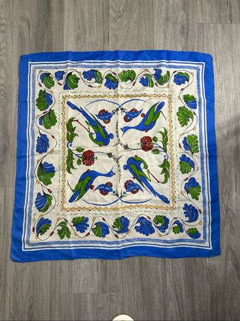 Foulard carré de soie paons bleu et crème Cyrillus Vintage 85x85cm