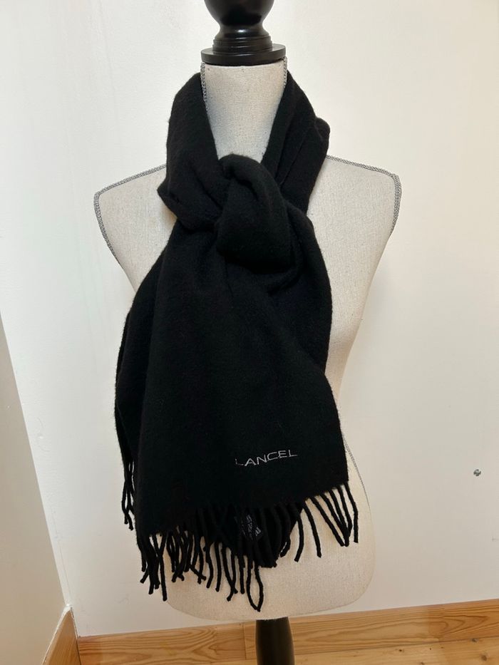 Écharpe noire en laine Lancel