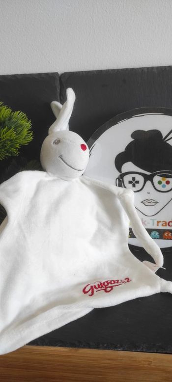 Doudou lapin blanc Guigoz 2 rouge gris carré Publicitaire Pharmacie Lait Plat