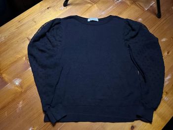 Pull propos noir manches transparente