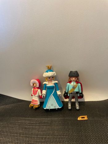Playmobil lot figurines tsar roi reine et princesse avec patins à glace et fourrures non complet