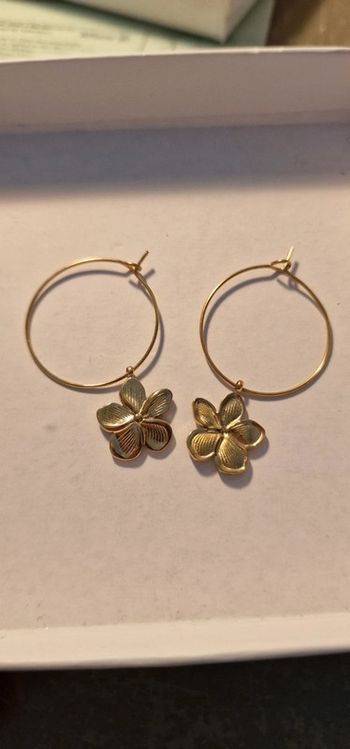 Superbe boucles d'oreilles fleurs neuves