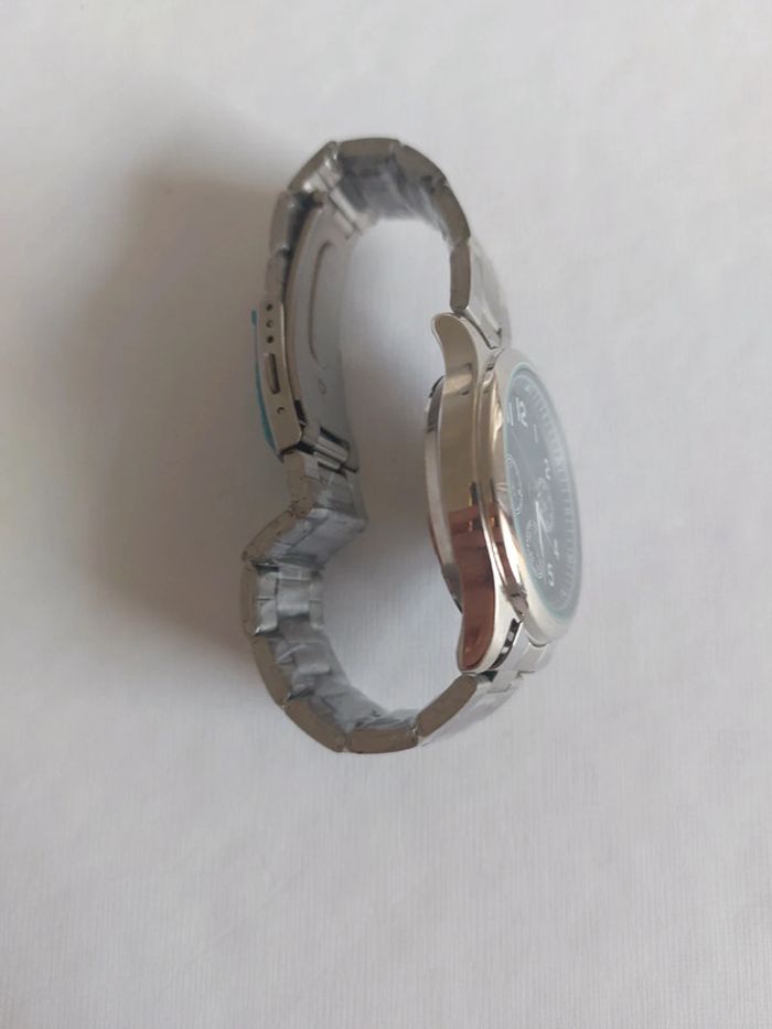 Montre neuf élégante en état - photo numéro 2