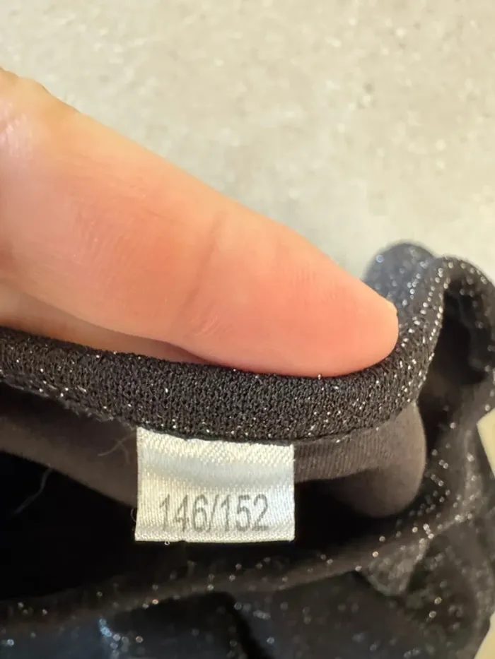 Robe noir taille 146/152cm, très bon état - photo numéro 2