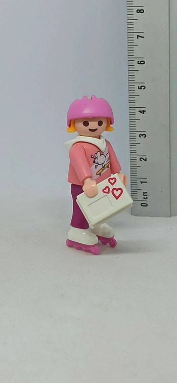 Enfant fille sur rollers avec casque et lettre playmobil