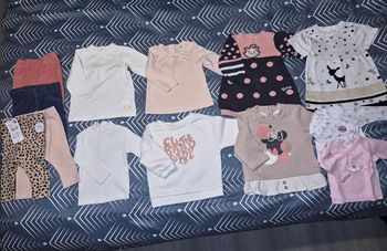 Lot de vêtements 2 gilet brassières bébé Omois Absorba. 4 leggings Kiabi un 1mois et 3 de 3mois (2 neufs avec étiquettes). 3 sous pull de 3mois Kiabi, Orchestra et Tape à l'oeil.
2 pull Orchestra 3mois.
1 robe manche longue et 1 robe manche courte Orchest