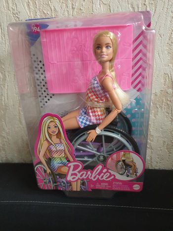BARBIE ET SON FAUTEUIL ROULANT MATTEL NEUF