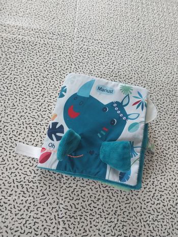 livre tissu bébé lilliputiens éveil sensoriel animaux doux interactif bébé