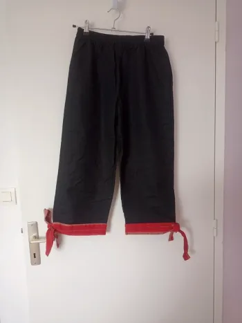 Pantacourt stylé noir et rouge