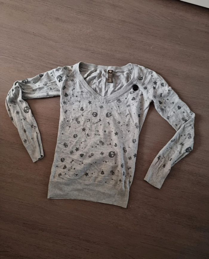 Pull col V motif tete de mort