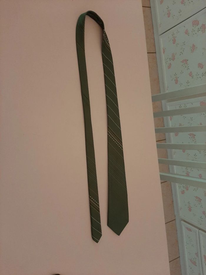 Cravate vert kaki rayée Lucem