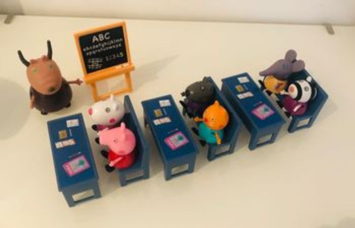 Peppa Pig salle de classe de Peppa école classroom school playset bateau maison avion circuit ville puzzle ordinateur figurines téléphone dînette montre camping car van voiture mallette docteur SOP77 - photo numéro 2