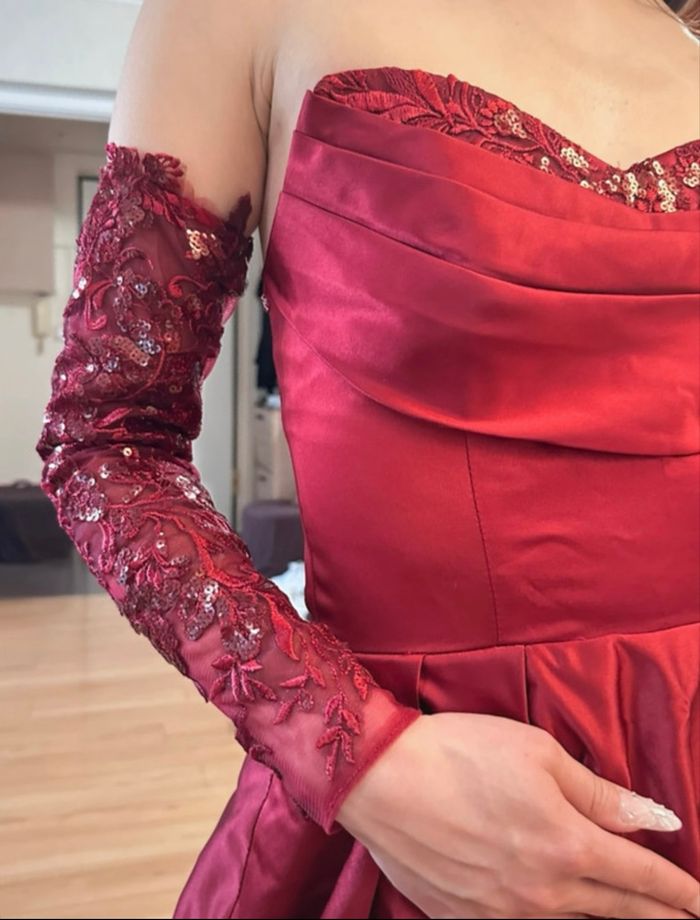 Robe de soirée rouge bordeaux bustier et manche en dentelle amovible - photo numéro 4