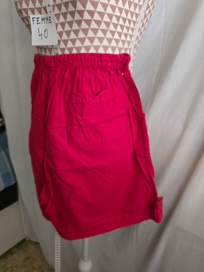 Short, rouge,en excellent état, en coton, longueur 42cm, largeur de taille 35cm élastique, largeur de cuisse 34cm, hauteur de taille 32cm, marque KizKiz =5€ - photo numéro 4