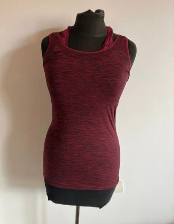 Haut de sport bordeaux et noir taille M de chez Tissaia en très bon état