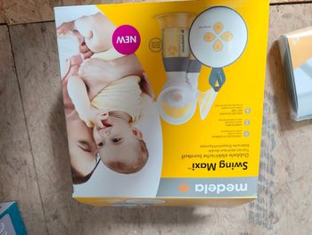 Tire lait medela swingmaxi avec bustier.